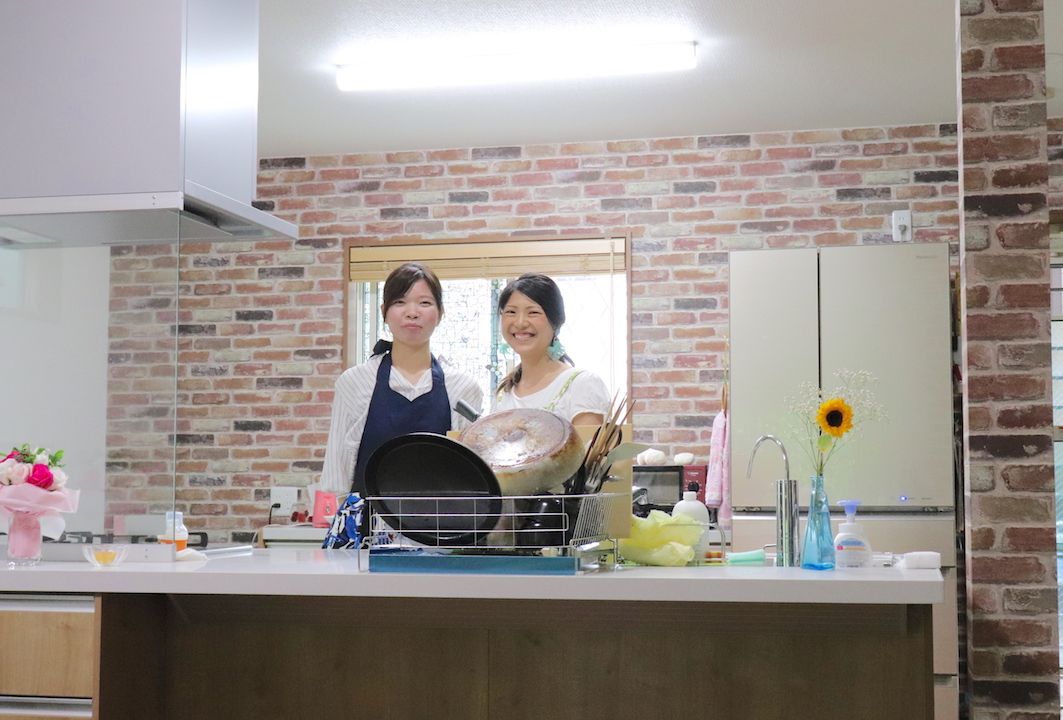 マンツーマン和食料理教室のコースレッスンに通っている生徒さんと、レシピから卒業する和食料理教室の主宰である管理栄養士marieが写っている。