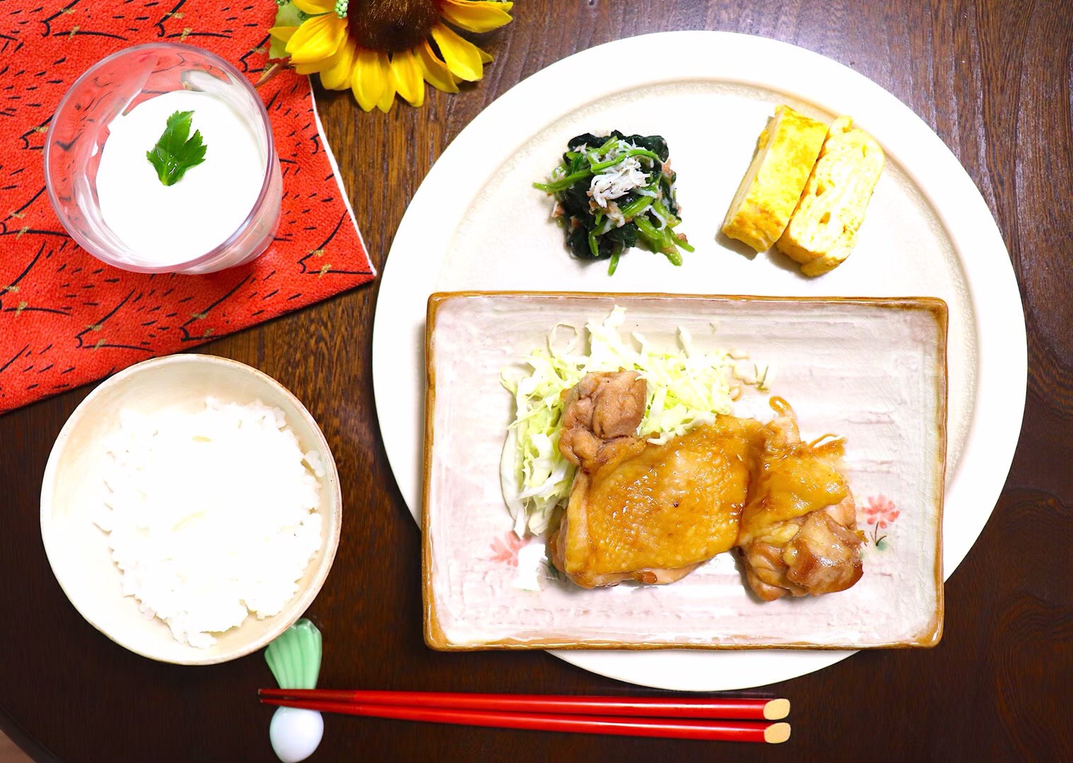 マンツーマン和食料理教室で作った一汁三菜の写真。お鍋で作るふっくら白ご飯、テリテリ感たっぷり!鶏もも肉の照焼き、旨味の相乗効果!ほうれん草とじゃこの塩麹和え、ふわふわっだし巻きたまご、豆腐の冷製スープが各々器に盛られている。